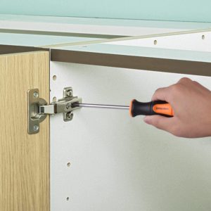 fixing hinge with TACKLIFE HSS1A Magnetic Screwdriver Set