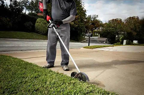 Milwaukee M18 FUEL 18 V Lithium Ion Brushless Cordless String Trimmer 8.0Ah Kit with M18 FUEL Edger Attachment