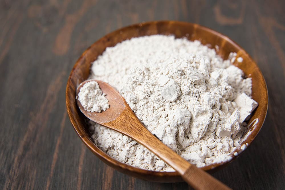 Diatomaceous-Earth-in-bowl_Anna-Hoychuck_Shutterstock